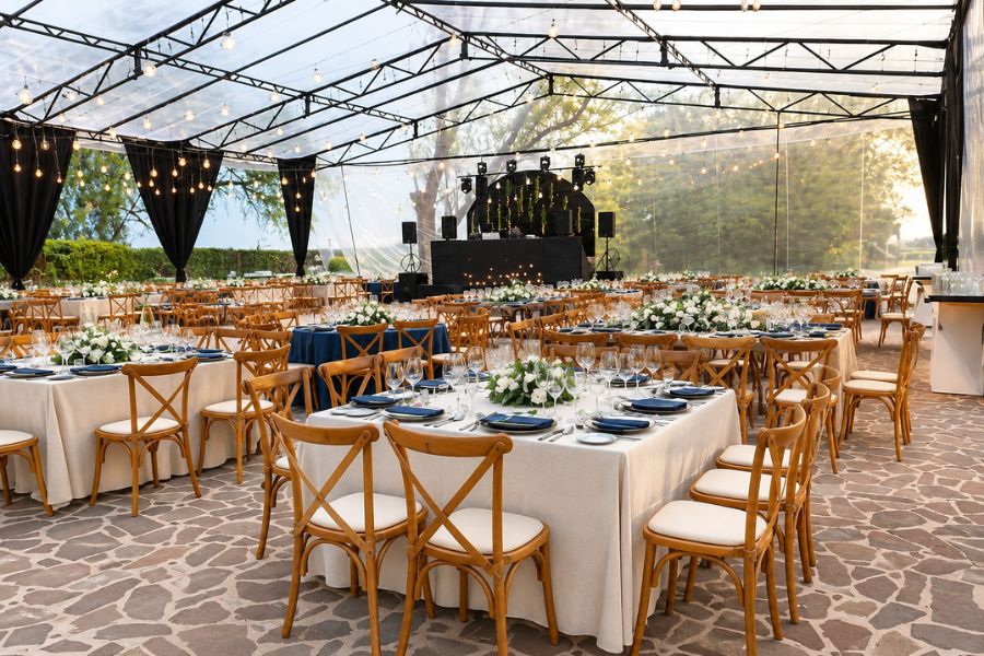 Coordinación de eventos en CDMX con montaje de mesas, sillas, cristalería, iluminación y escenario Casa Paredes