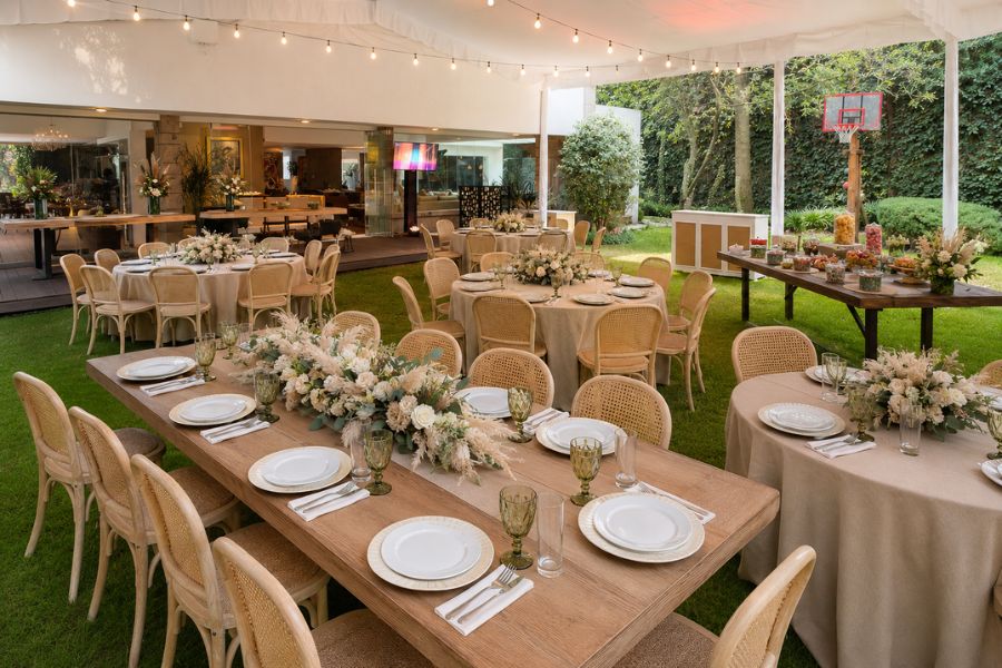 Renta de mesas y sillas para montaje de eventos en CDMX