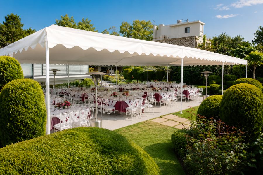 Renta de carpa con mesas y sillas para eventos en CDMX