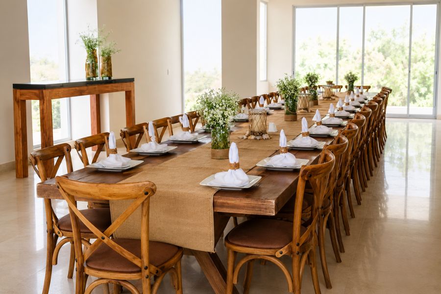 esa de madera con sillas Crossback para eventos