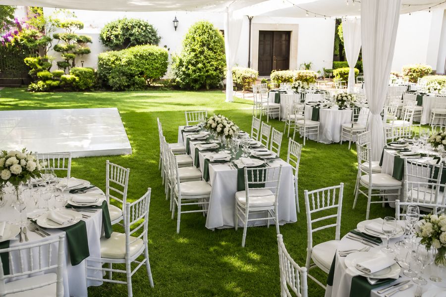 Renta de mobiliario con mesas y sillas para eventos en CDMX